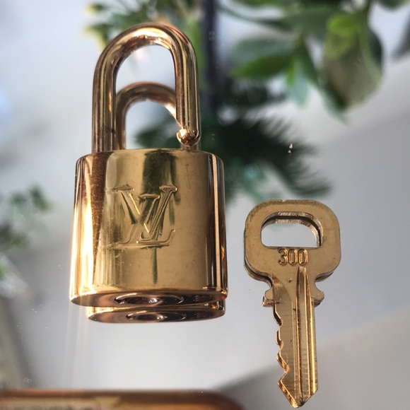 LOUIS VUITTON LOCK # 300 WITH GOLD TONED CHAIN - Picture 6 of 11